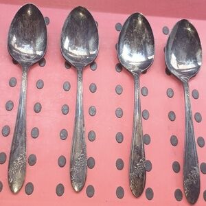 4 X Tudor Oneida Vintage Silver-Plated Tea Spoons - Silver